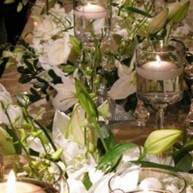 fwthumbChristmas table centre in white and green with candles and tea lights.jpg